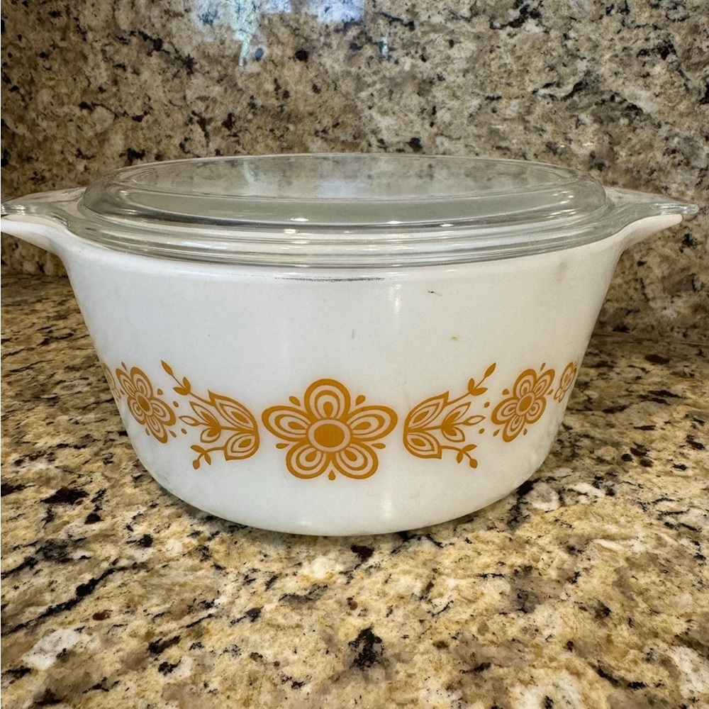 Pyrex butterfly gold 473 round casserole 1 1/2 Quart Vintage Floral Patterned
